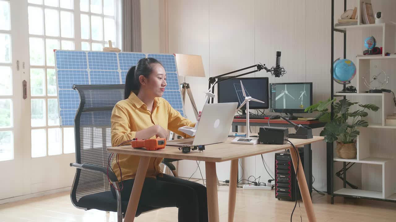 신재생 에너지 프로젝트에서 일하는 젊은 여성