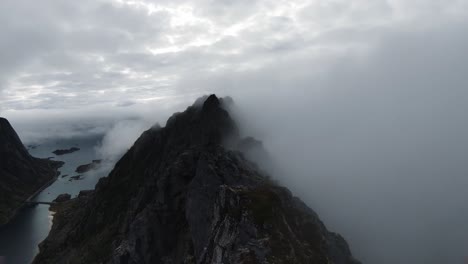 沿著挪威的山脊飛翔, 右邊沒有透過霧<unk>的景色, 左邊是背景的海洋景色,