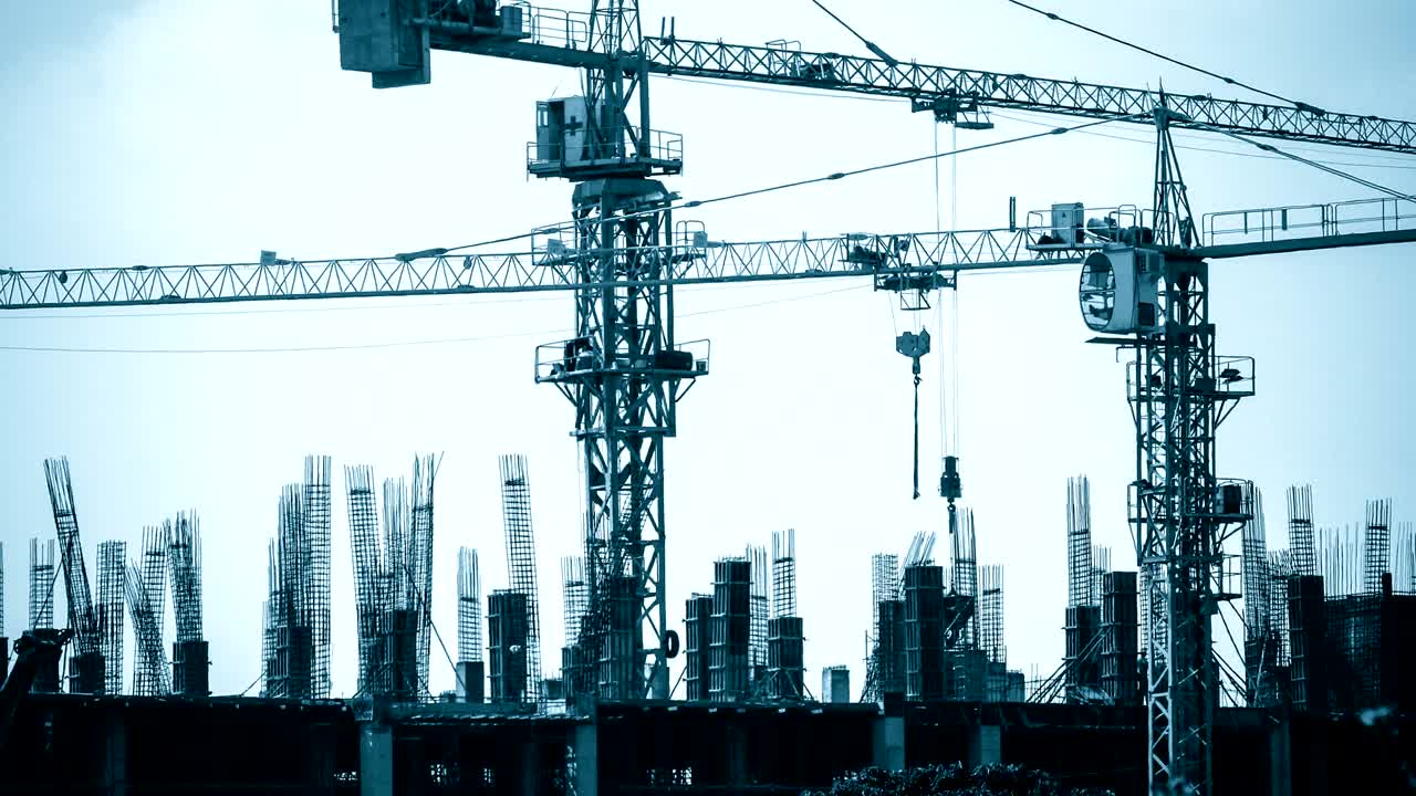 Pekerja memasang cetakan beton di lokasi konstruksi