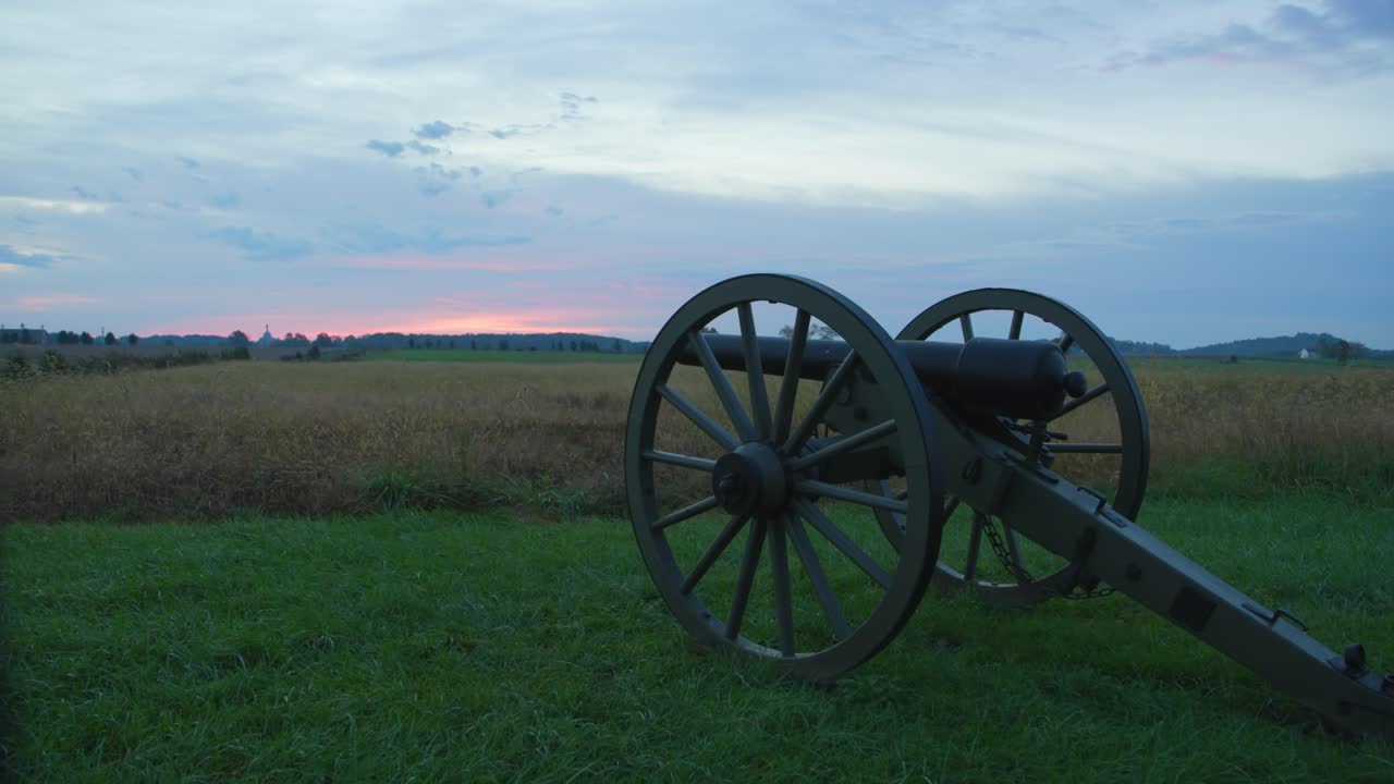 cañón de la guerra civil americana en el parque militar nacional de gettysburg