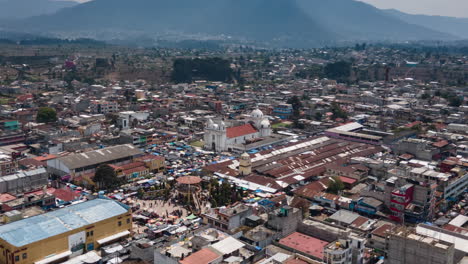 在聖胡安奧斯<unk>卡洛 (guatemala) 的主要教堂周圍的緩慢的空中超速旋轉