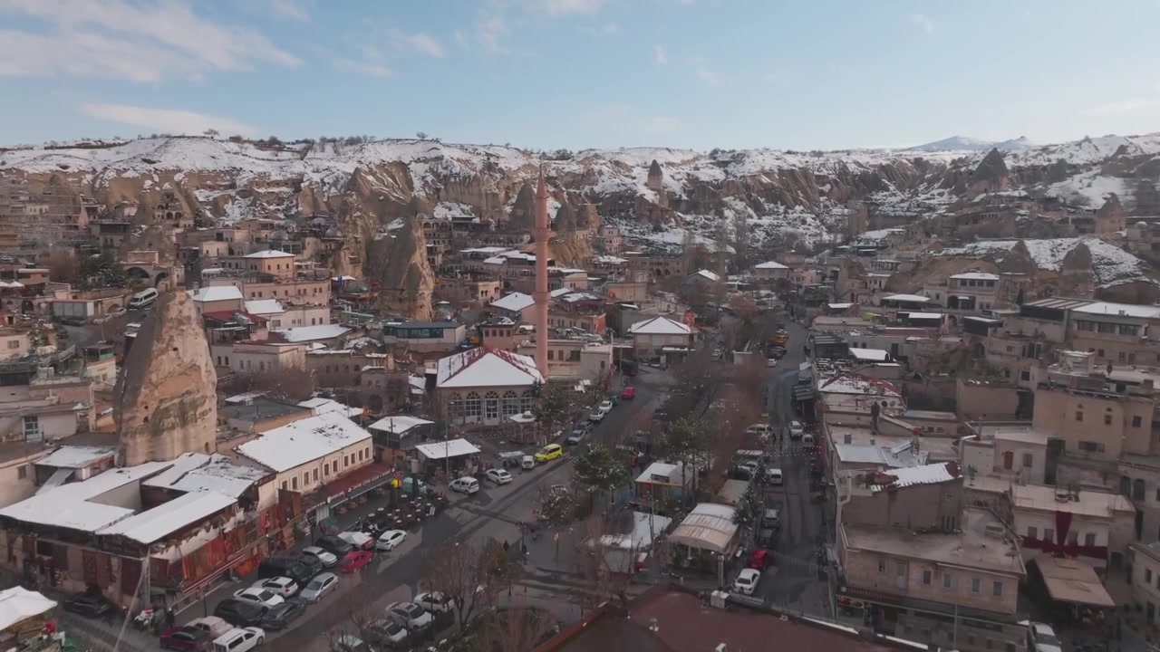 Kapadokya'daki Kızıl Vadi çevresindeki konutlar ve kentsel yapılar. Bu uzak manzara, UNESCO Dünya Mirası Listesi'ndeki Göreme Milli Parkı'nın bir parçasıdır.