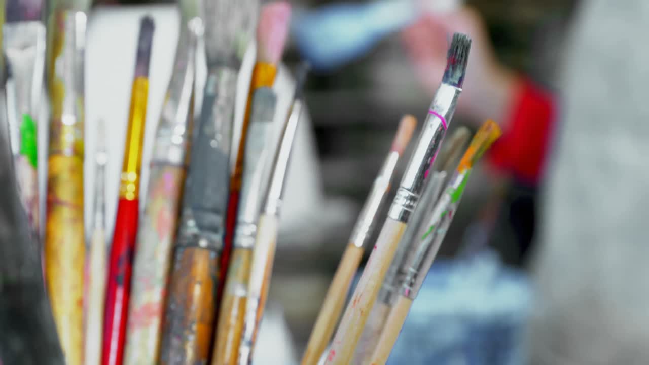 primer plano de varios pinceles de pintura 4k