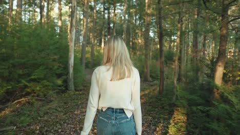 Chica-De-Camisa-Blanca-Caminando-Por-El-Bosque