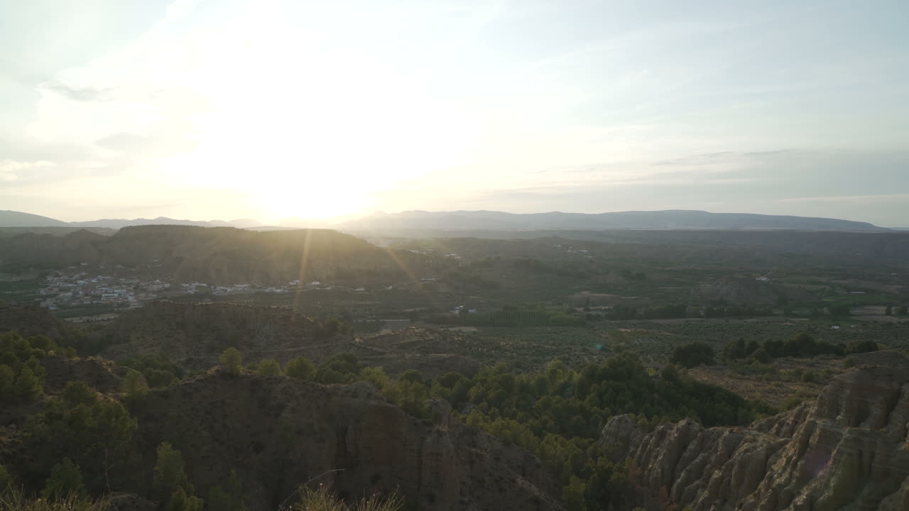 산악 지형 위 의 해가 뜨는 것