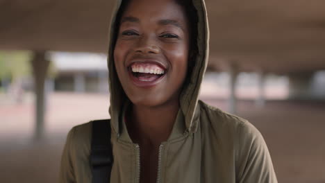 Retrato-De-Una-Estudiante-Afroamericana-Segura-Sonriendo-Riendo-Fondo-Urbano