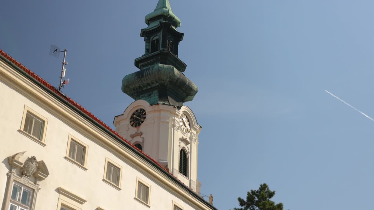 맑고 푸른 하늘, 슬로바키아, 중부 유럽, 역사적 유산을 배경으로 오래된 교회 주요 역사적 탑의 니트라 성 중간 샷