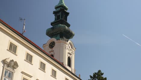 Castillo-De-Nitra-Plano-Medio-De-La-Antigua-Torre-Histórica-Principal-De-La-Iglesia-Contra-El-Cielo-Azul-Claro,-Eslovaquia,-Europa-Central,-Patrimonio-Histórico