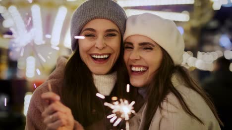 Video-De-Mujeres-Atractivas-Con-Bengalas-En-El-Mercado-Navideño.