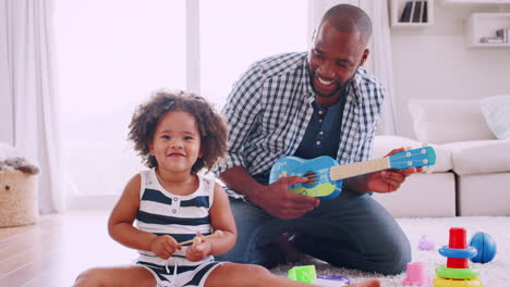 Joven-Padre-Negro-Y-Su-Pequeña-Hija-Tocando-Instrumentos