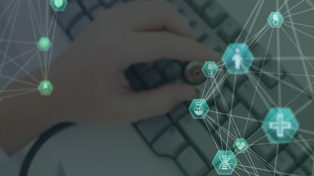 animación de una red de iconos sobre la mano de la mujer presionando el estetoscopio en el teclado