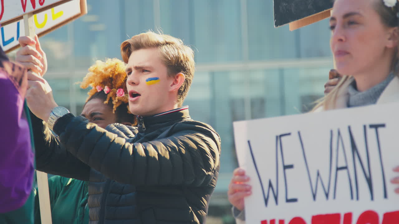 grupo de manifestantes con pancartas en la marcha de manifestación anti-guerra ucraniana