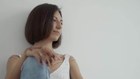 mujer joven con tatuajes de henna