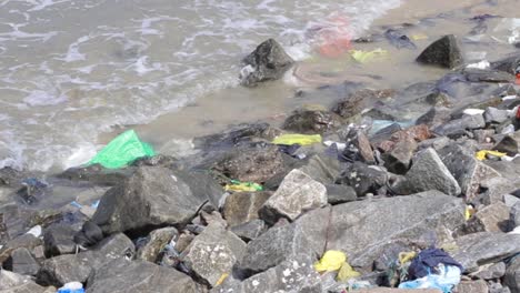 mar contaminado. ubicación - playa de malpe, ka india