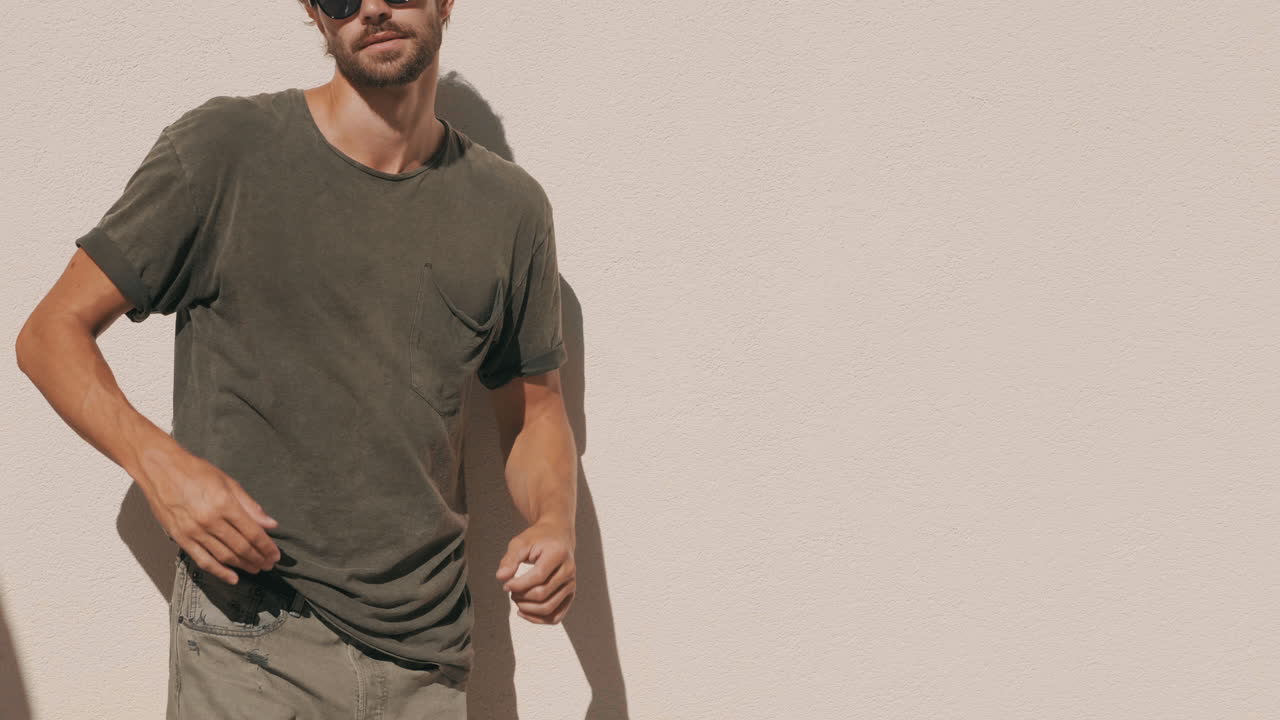 un modelo elegante y elegante al aire libre.