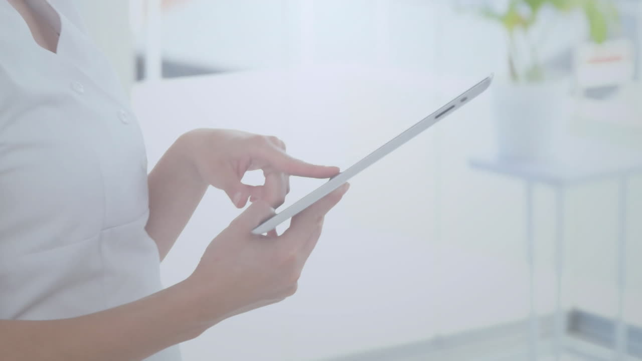 테이블릿을 누르며 소셜 미디어를 가진 여성은 그녀의 애니메이션을 좋아합니다.