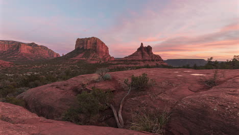 Rote-Felsformationen-Vom-Yavapai-Vista-Trail-In-Der-Abenddämmerung-In-Sedona,-Arizona-Gesehen