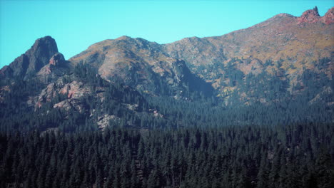 Atemberaubende-Aussicht-Auf-Die-Berge-Im-Norden-Kanadas-Im-Sommer