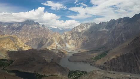 Un-Dron-Disparó-Pasando-A-Dos-Excursionistas-En-Lo-Alto-De-Un-Acantilado-De-Montaña,-Kakshaal-También-Cordillera-En-Kirguistán