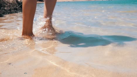 mujer caminando por aguas poco profundas, pies