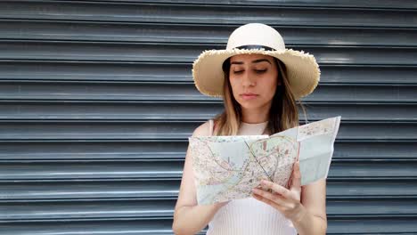 hermosa joven mira el mapa de estambul con fondo metálico