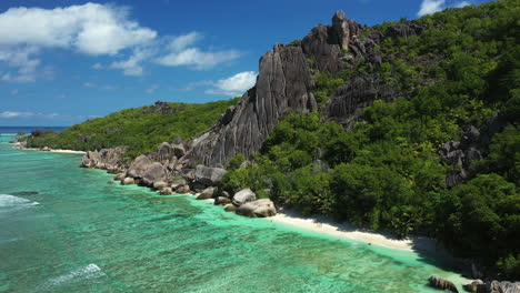 Drone-Volando-Sobre-El-Océano-Y-Las-Rocas-En-La-Isla-De-La-Digue-En-Las-Seychelles