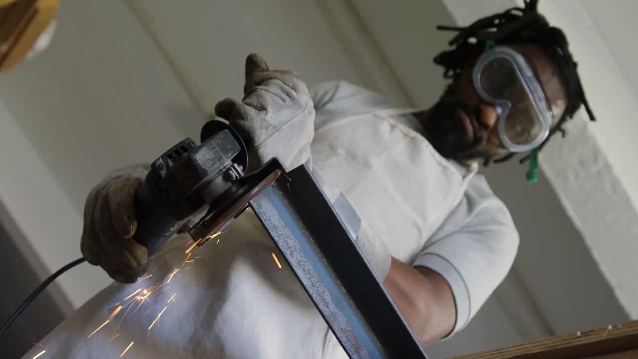 carpintero cortando metal con una sierra eléctrica 4k