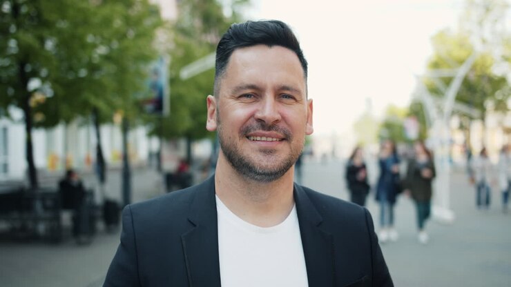 Uomo d'affari sorridente per le vie della città