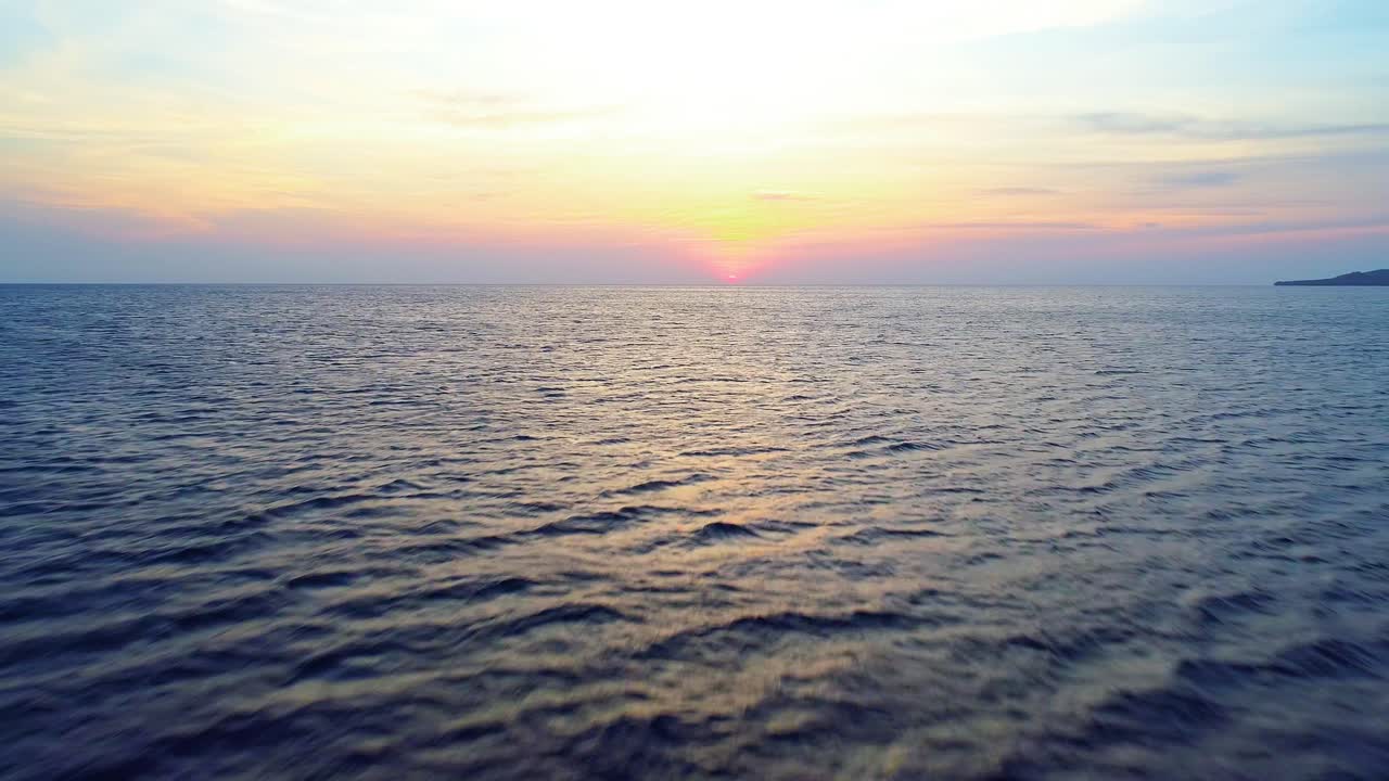 개방된 카리브해를 가로지르는 황금 시간의 빛의 흐름, 물의 질감을 가로지르는 밝은 노란색 빛의  ⁇