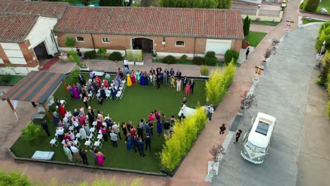 vista estática aérea de la novia y el padre que ingresan a la ceremonia de boda en un lugar del siglo xvi