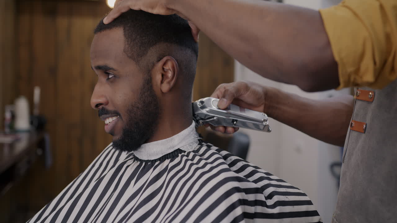 un hombre se corta el cabello en la barbería.