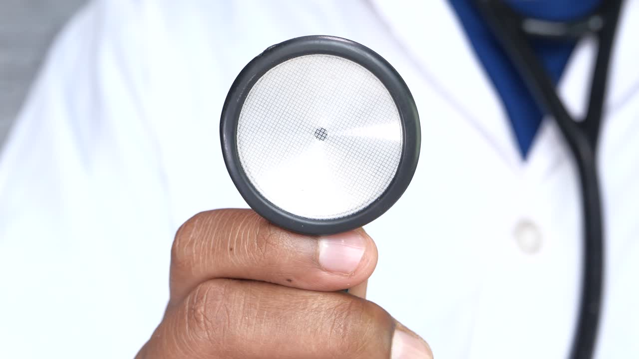 un médecin tenant un stéthoscope