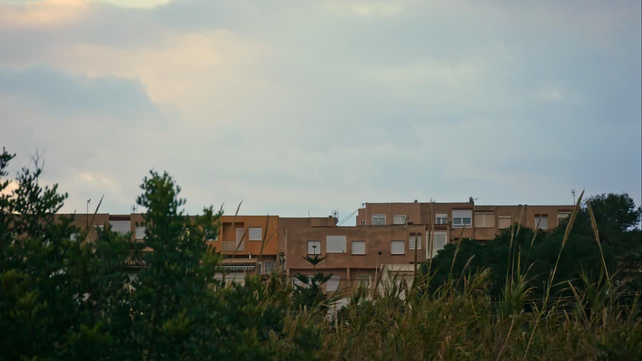 timelapse de la tormenta llegando a un barrio humilde