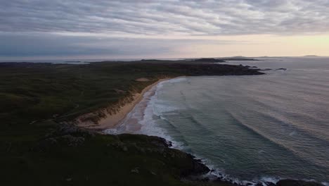 Vista-Aérea-De-Una-Playa-De-Arena-En-La-Isla-De-Coll,-Hébridas,-Escocia.