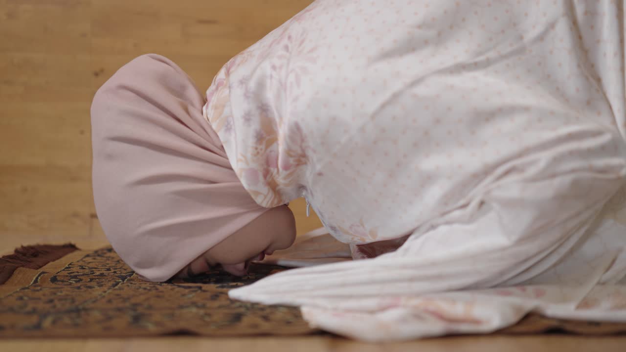 기도 하는 무슬림 여자