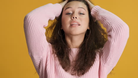 Mujer-Caucásica-De-Pelo-Rizado-Sonriendo-A-La-Cámara.