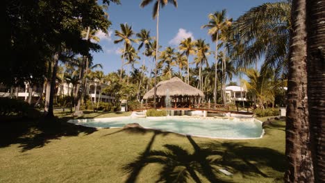 Impresionante-Ambiente-Tropical-Con-Palmeras-Y-Fuente-De-Agua,-Complejo-Caribeño