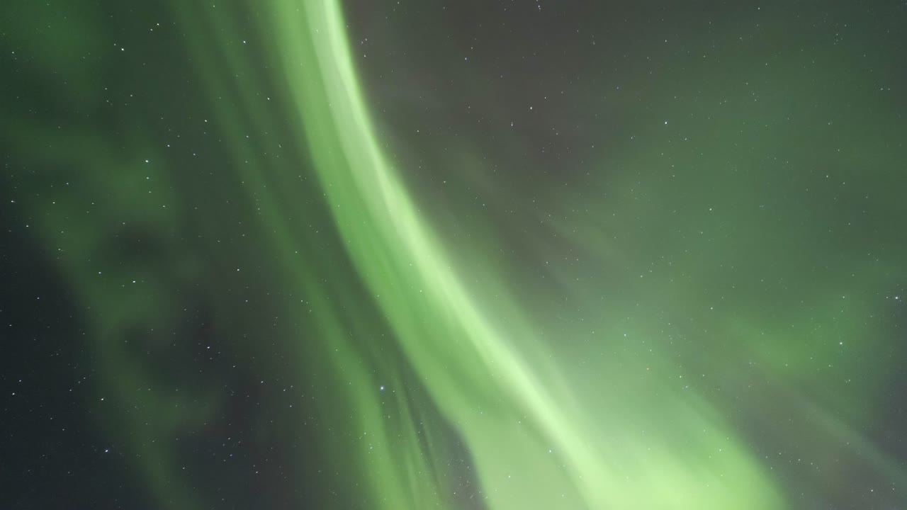 impresionante vista de la aurora boreal en el cielo estrellado nocturno