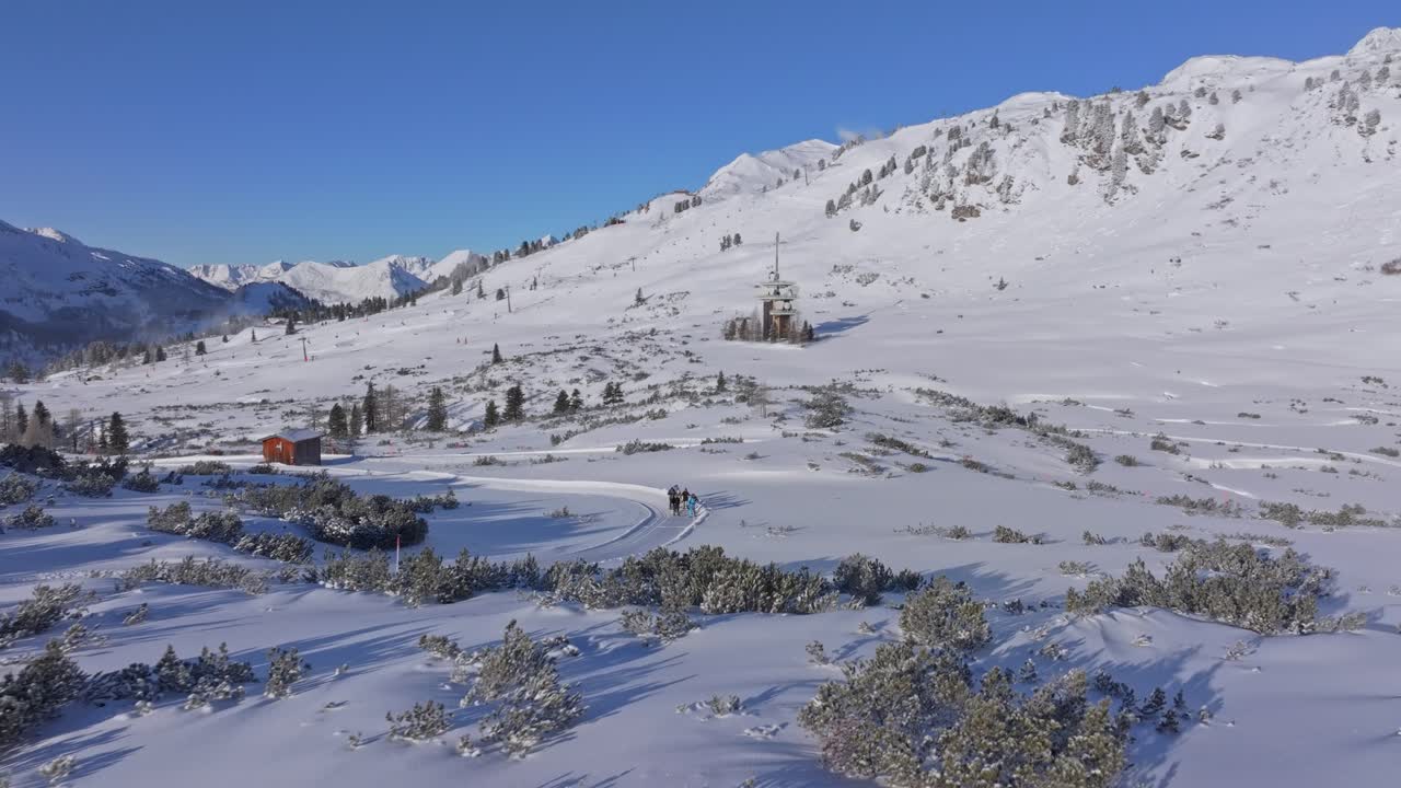 Avventurieri che fanno escursioni sulla neve alta con le ciaspole a Obertauern, Austria