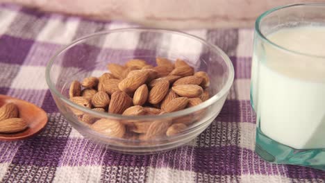 las almendras y la leche de almendras