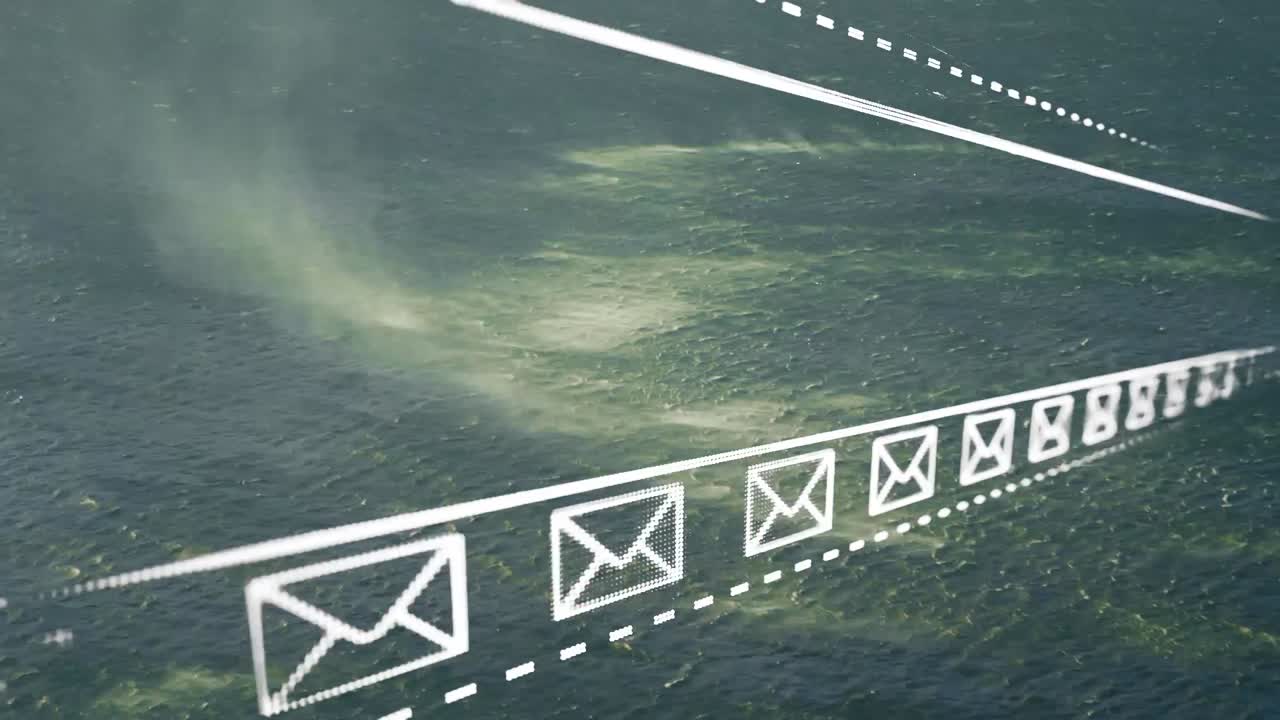 анимация текстовых значков социальных сетей и конвертов электронной почты над воздушной местностью