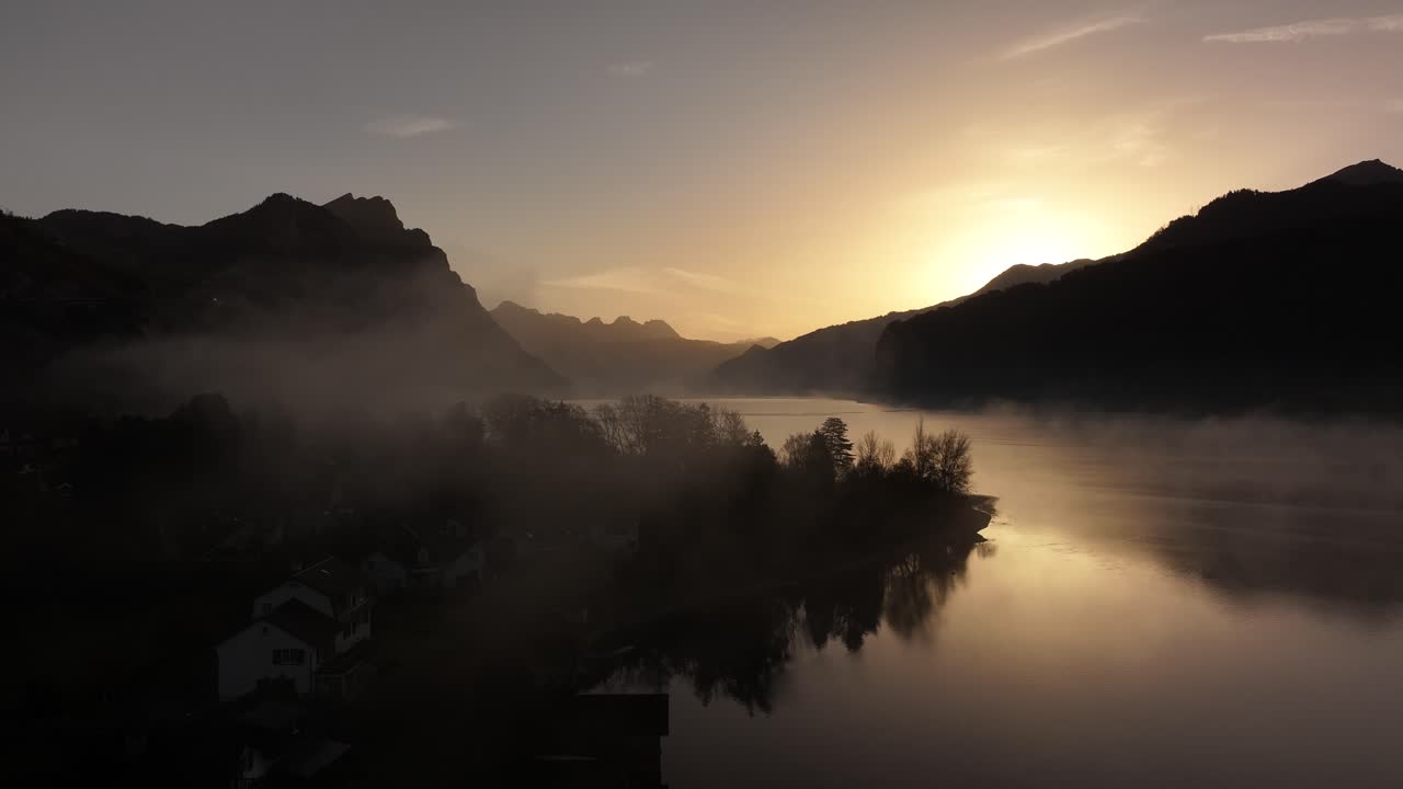 발렌세 호수 (walensee lake) 위에서 해가 뜨는 장면은 스위스의 자연을 한눈에 볼 수 있고, 이른 아침의 평온함을 포착할 수 있습니다.