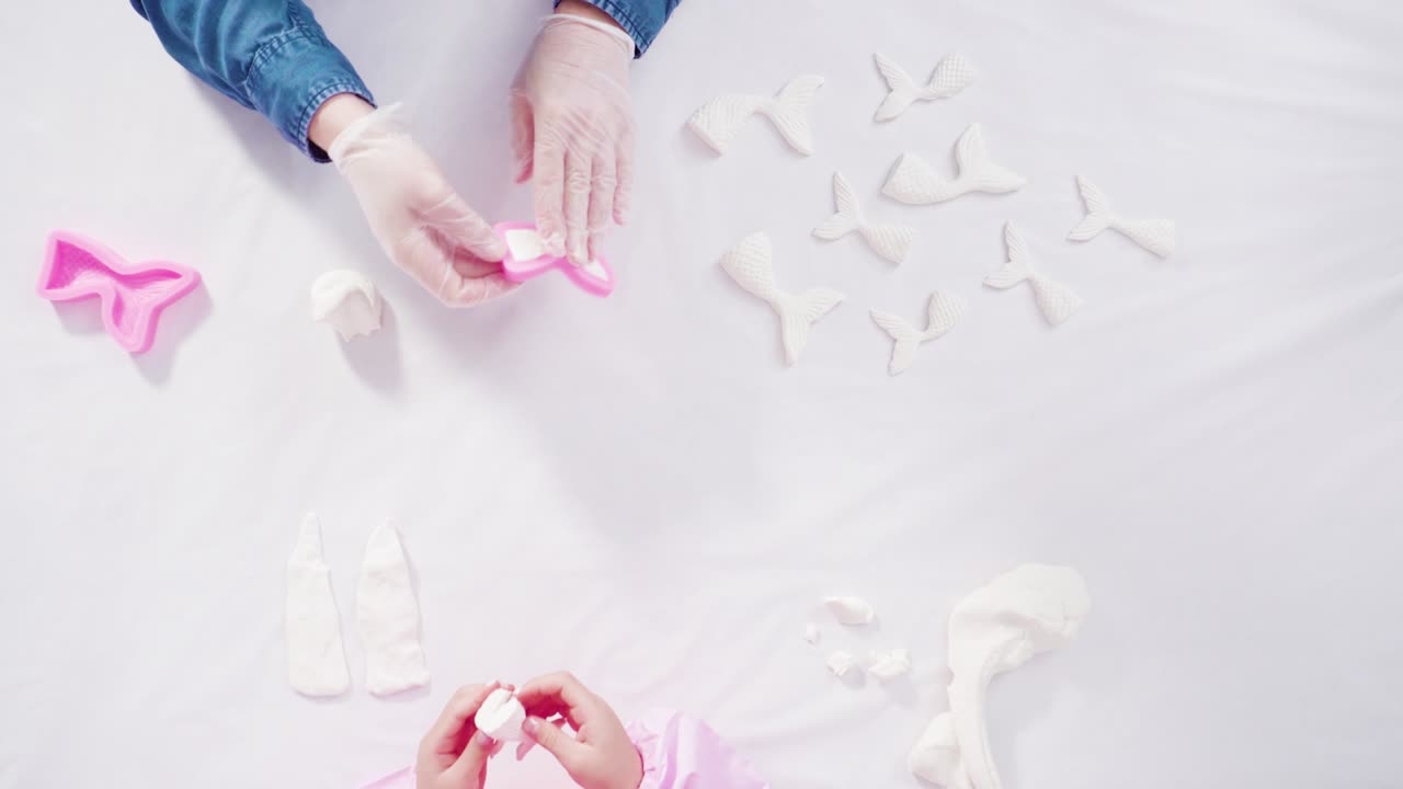 실리콘 모형에서 모형화 된 점토에서 해녀 리를 만드는 것