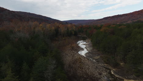 Fluss-Durch-Den-Herbstwald-Im-Washington-County,-Arkansas,-USA