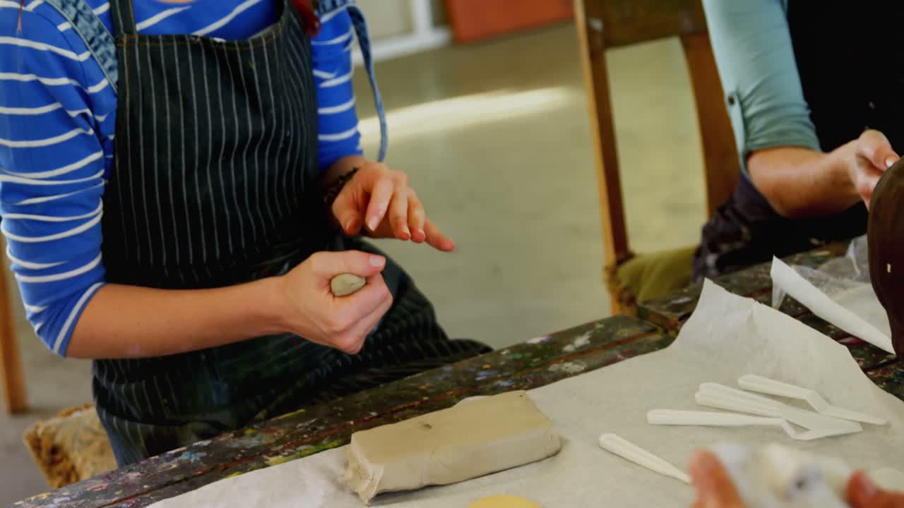 芸術家がテーブル4kで粘土を ⁇ 造している