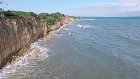 Vista-Aérea-De-La-Playa-Y-El-Acantilado-De-Matanzas-En-La-Ciudad-De-Bani,-Provincia-De-Peravia,-República-Dominicana.