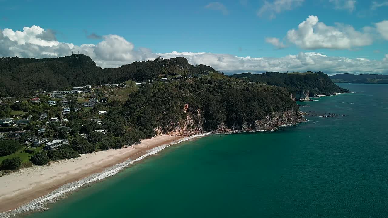 playa aislada en la península de coromandel de nueva zelanda