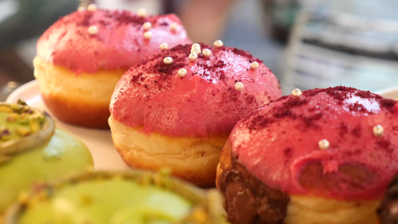 Primo piano di ciambelle gourmet colorate con varie glasse