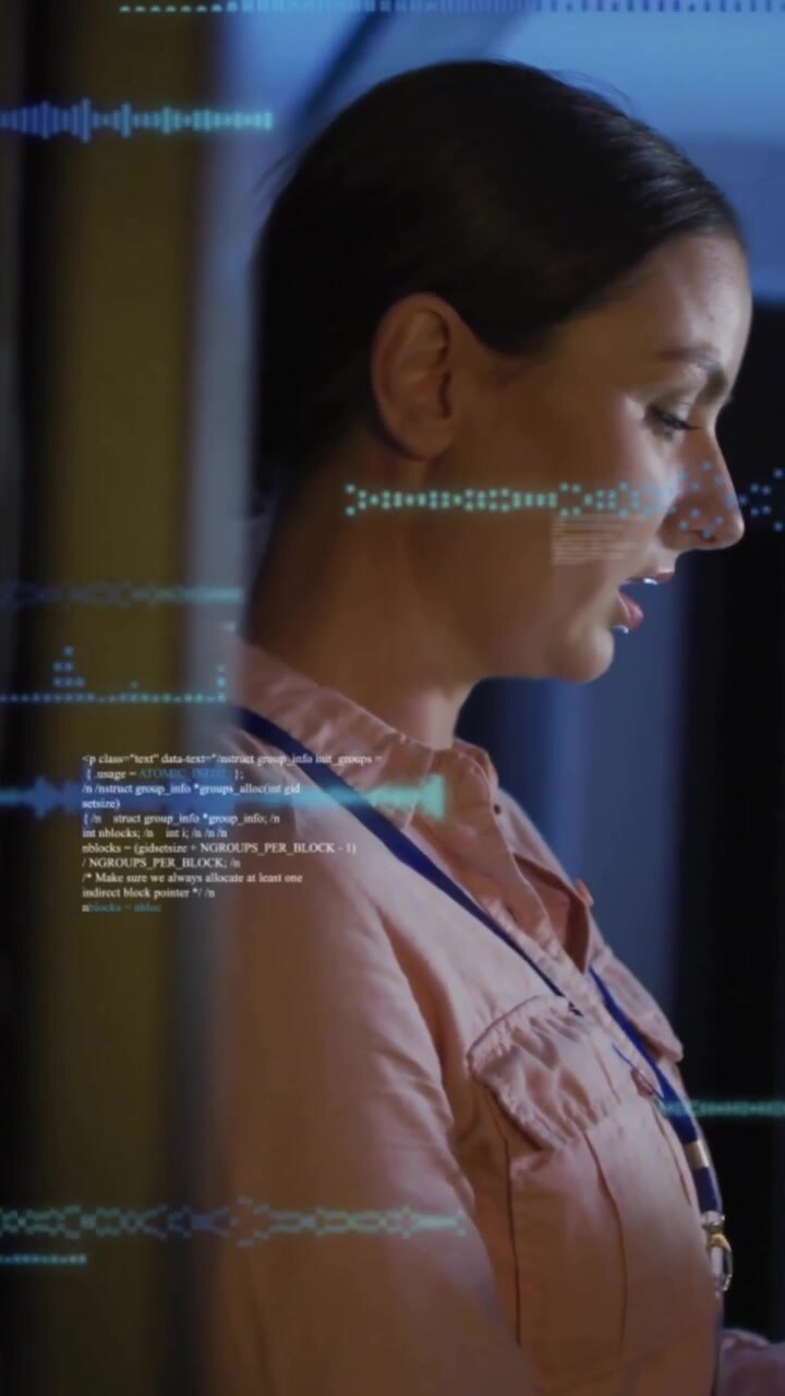 Donna in sala server che usa un tablet con animazione digitale e analizza i dati