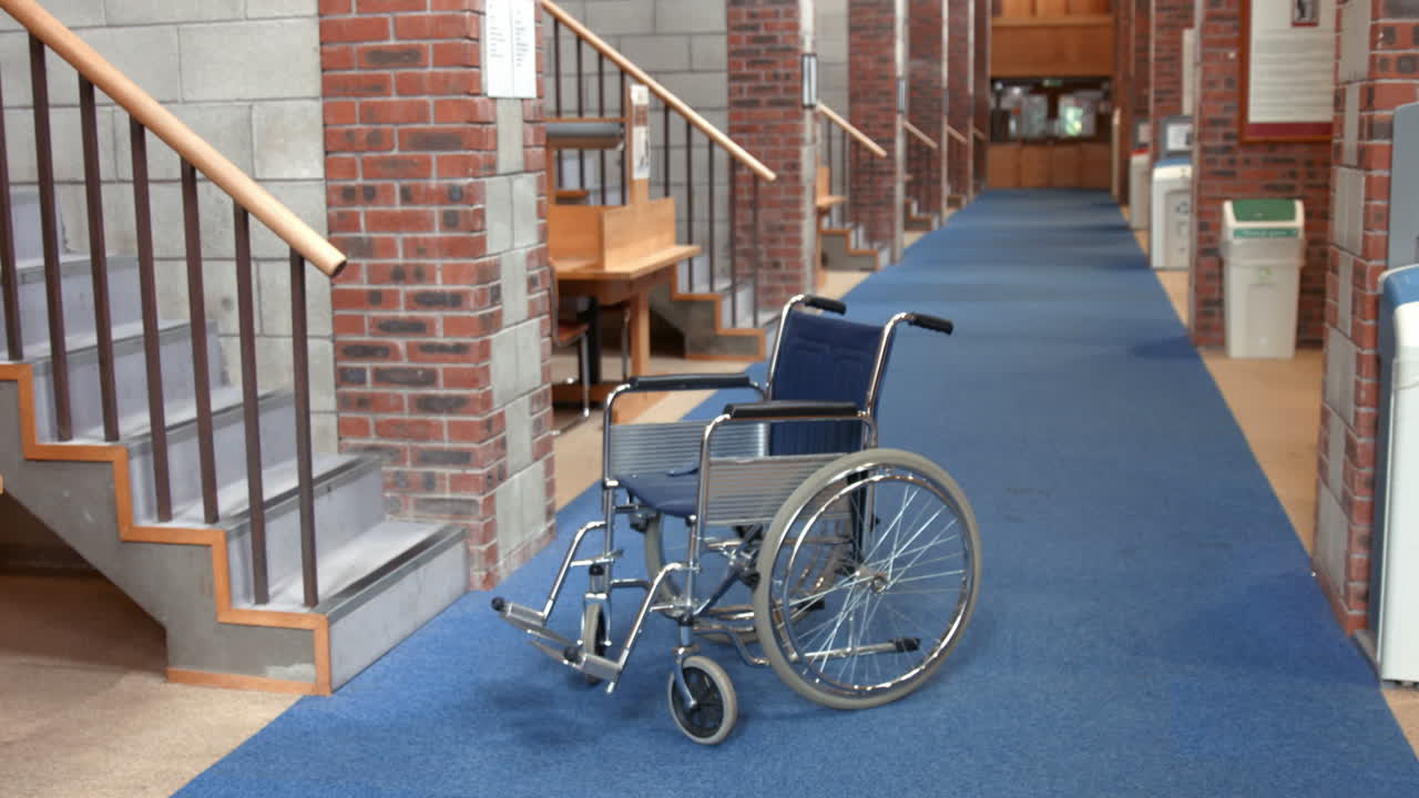 Biblioteca vuota con sedia a rotelle
